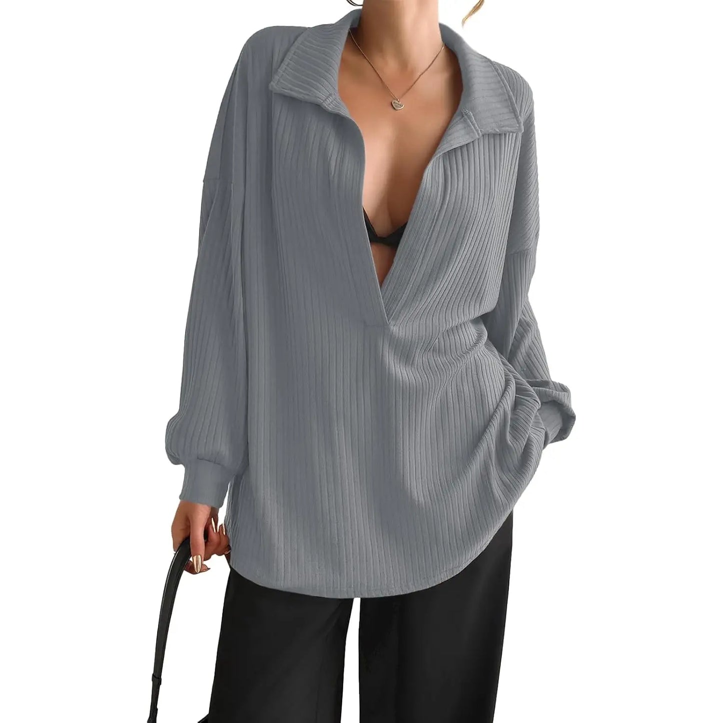 Blusa moderna Grace de THE LJM en tela suave, con diseño elegante y detalles en el cuello y mangas cortas.