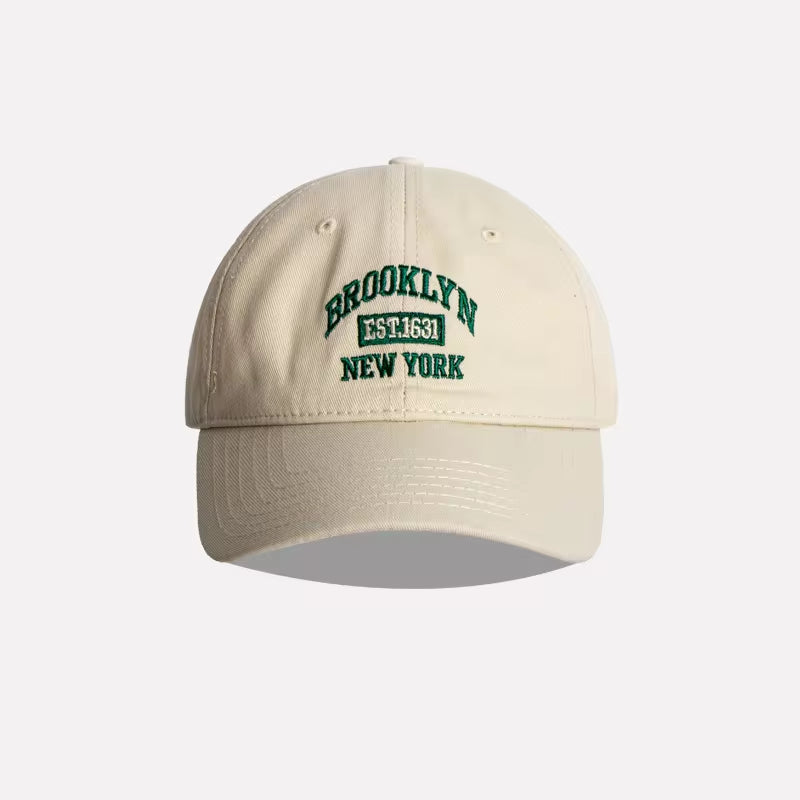 Gorra Brooklyn Classic de THE LJM, en color gris oscuro, con visera curva y logotipo en el frente, vista frontal sobre fondo neutro.