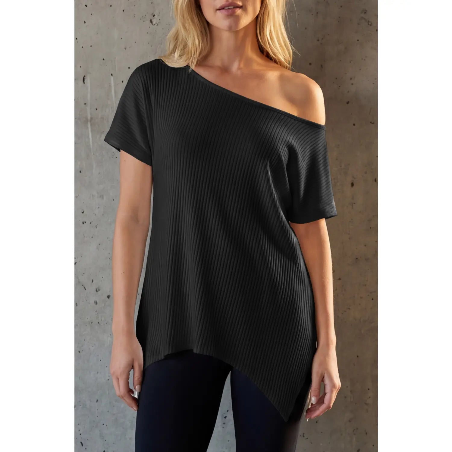Blusa moderna Modern Grace de THE LJM, vista frontal, detalle de cuello y manga en tela ligera y elegante.