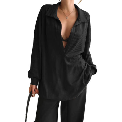 Blusa moderna Grace de THE LJM en color neutro, con diseño elegante y detalles suaves, vista frontal.