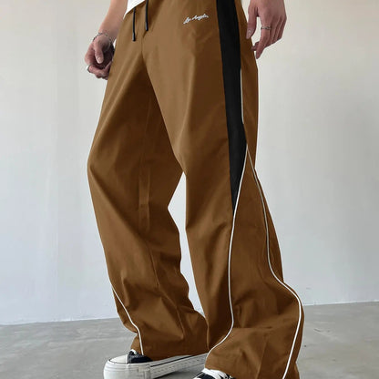 Pantalones de calle Shadow Line Street Pants de THE LJM en color negro, con diseño ajustado y detalles de costura visibles.