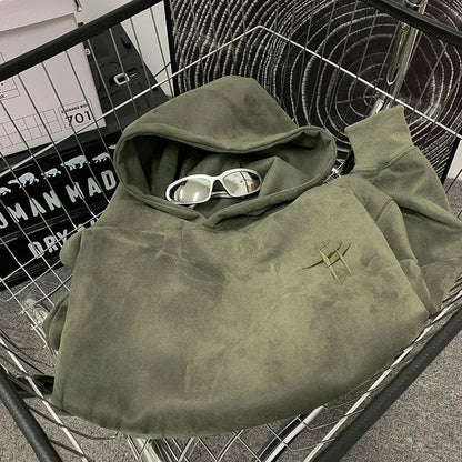 Sudadera Essential Comfort de THE LJM en color gris, con capucha y bolsillos, diseñada para comodidad y estilo casual.