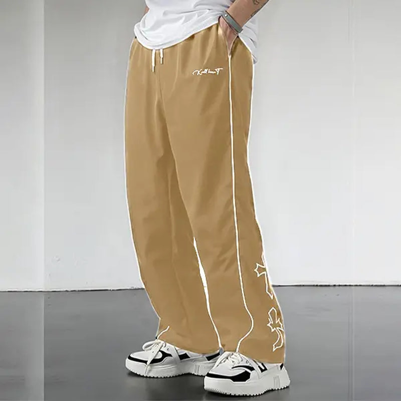 Pantalones deportivos Shadow Line Street de THE LJM en color negro, con diseño ajustado y cintura elástica, vista frontal.