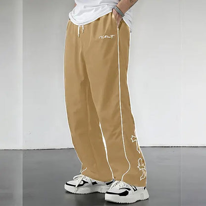 Pantalones deportivos Shadow Line Street de THE LJM en color negro, con diseño ajustado y cintura elástica, vista frontal.