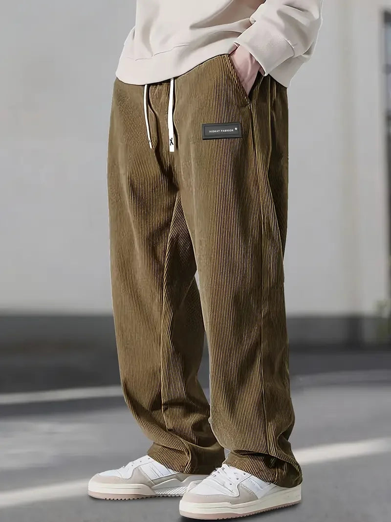 Pantalones Urban Comfort de THE LJM en color gris, con diseño cómodo y informal, ideal para uso diario.
