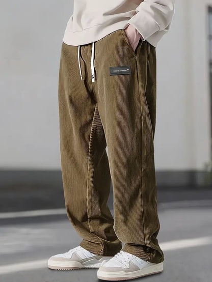 Pantalones Urban Comfort de THE LJM en color gris, con diseño cómodo y informal, ideal para uso diario.