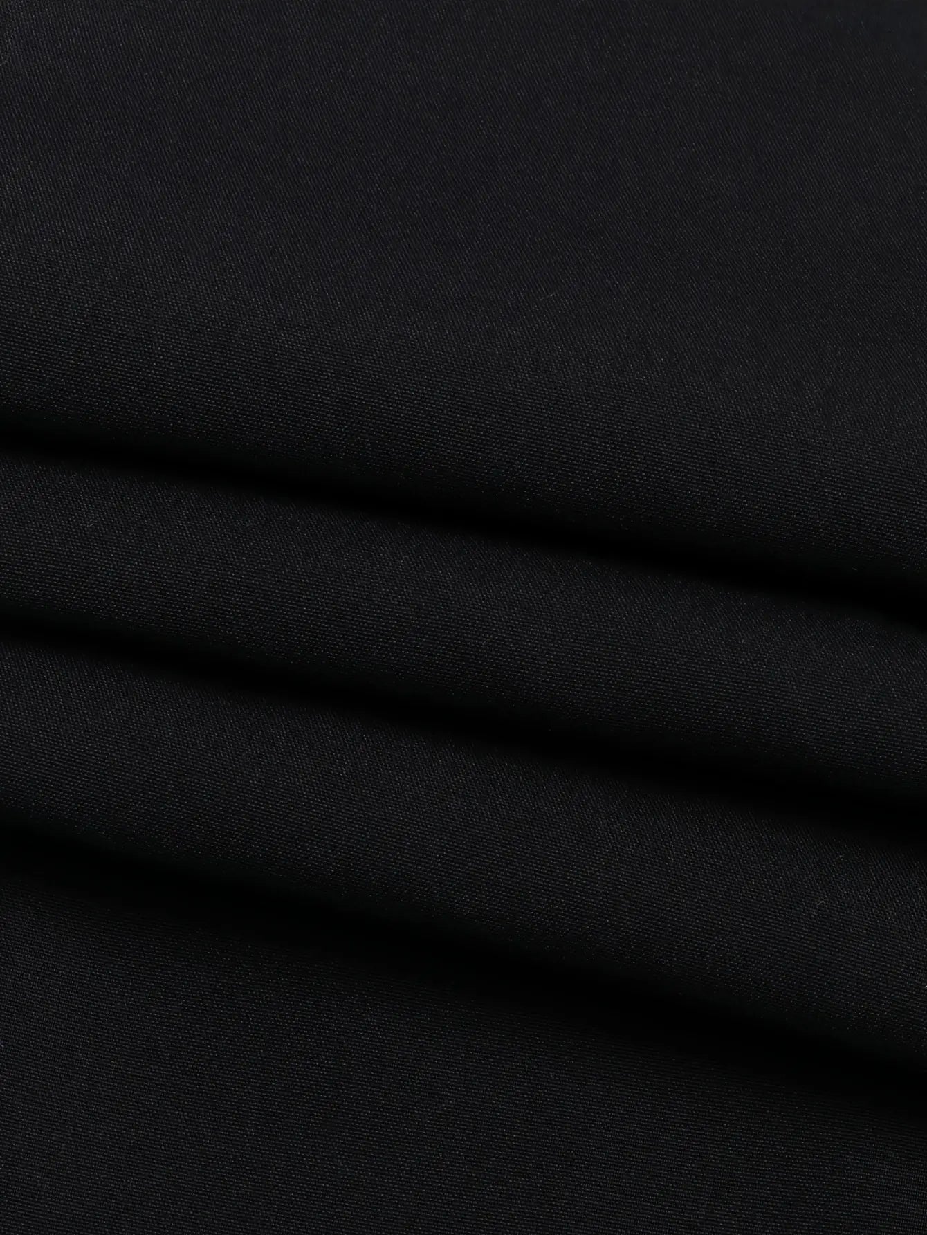 Pantalones Street Shadow Line de la marca THE LJM, pantalones urbanos con estilo moderno y detalles en tonos oscuros.