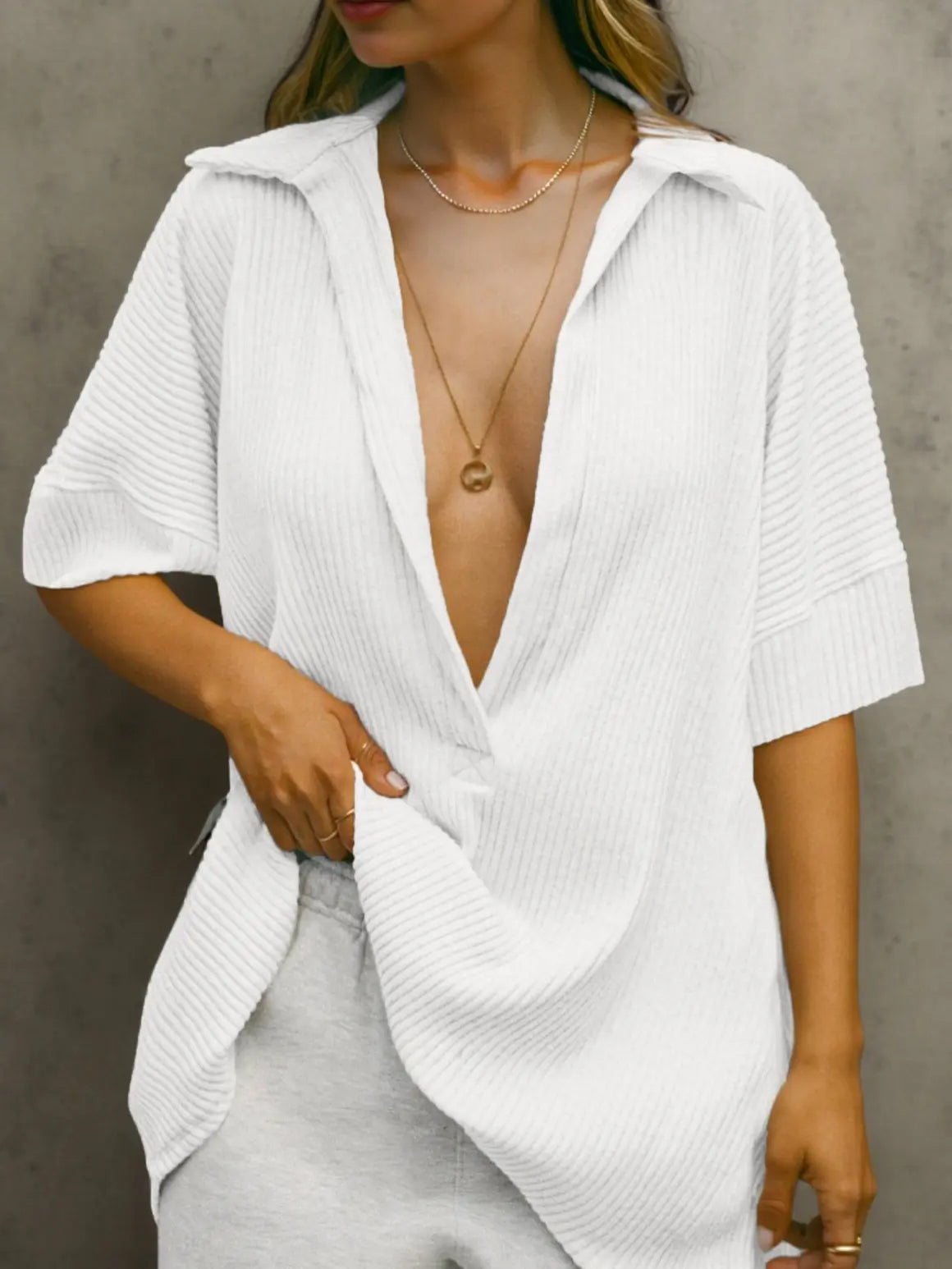 Blusa moderna Modern Grace de THE LJM con diseño elegante y detalles en tela ligera, vista frontal en color neutro.