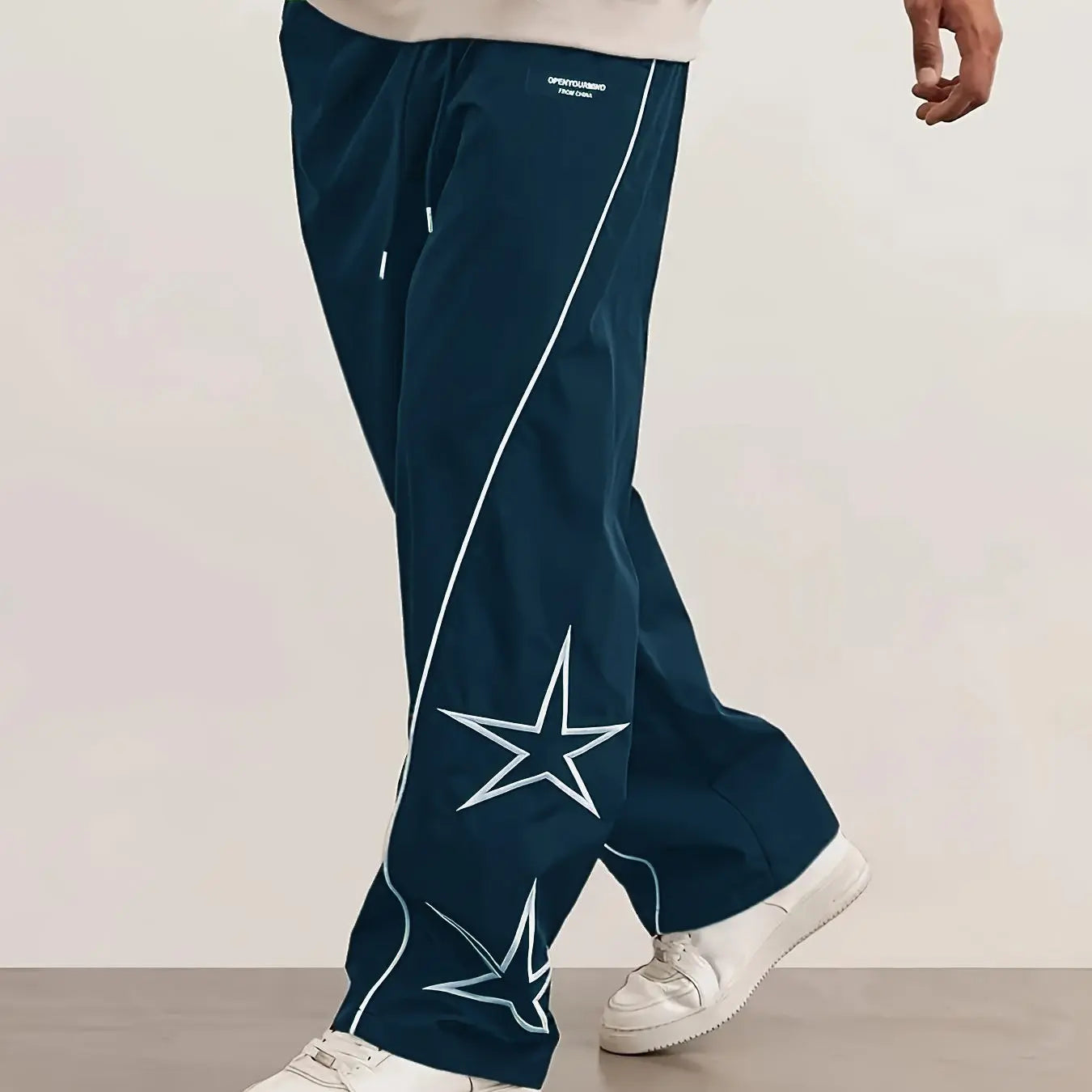 Pantalones deportivos Shadow Line Street de THE LJM en color negro, con diseño ajustado y detalles en la cintura y bolsillos delanteros.