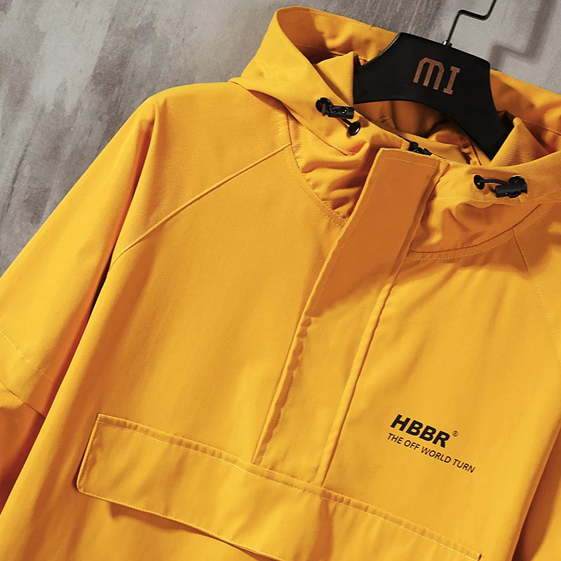 Anorak con flash de la marca THE LJM, chaqueta impermeable y ligera en color azul con detalles reflectantes.