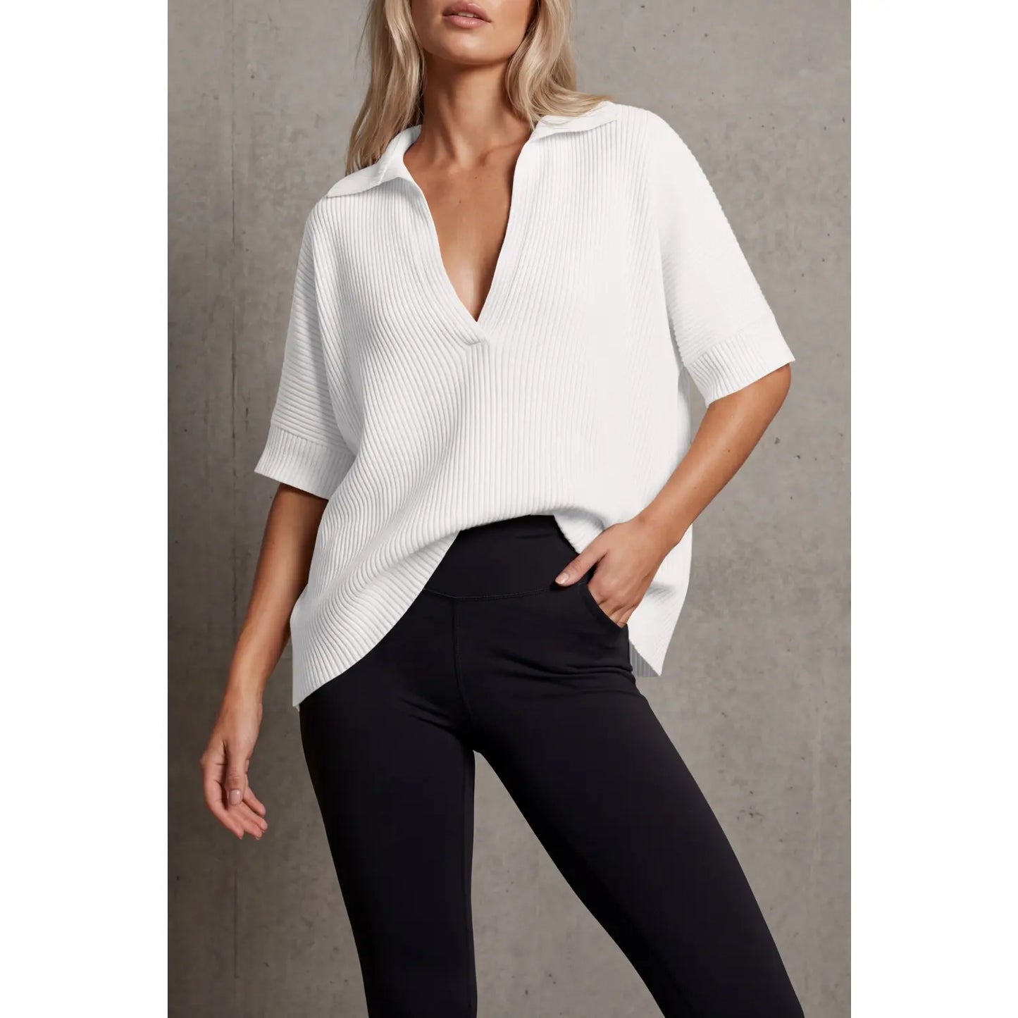 Blusa moderna Grace de THE LJM en tela ligera, con diseño elegante y color neutro, vista frontal en la imagen.