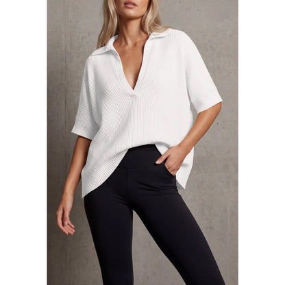 Blusa moderna Grace de THE LJM en tela ligera, con diseño elegante y color neutro, vista frontal en la imagen.