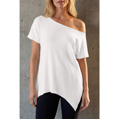 Blusa moderna Grace de THE LJM en tela suave, de diseño elegante y color neutro, vista frontal en la imagen.