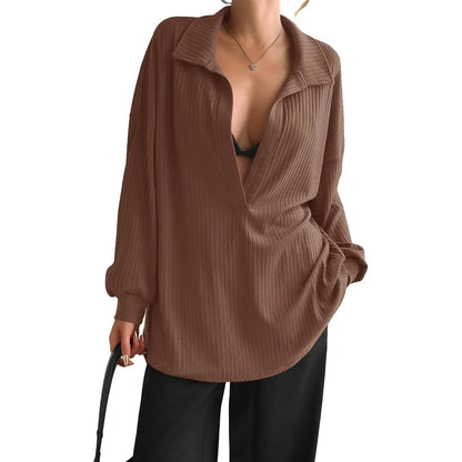 Blusa moderna Grace de la marca THE LJM en color neutro, con diseño elegante y detalles suaves en la tela.