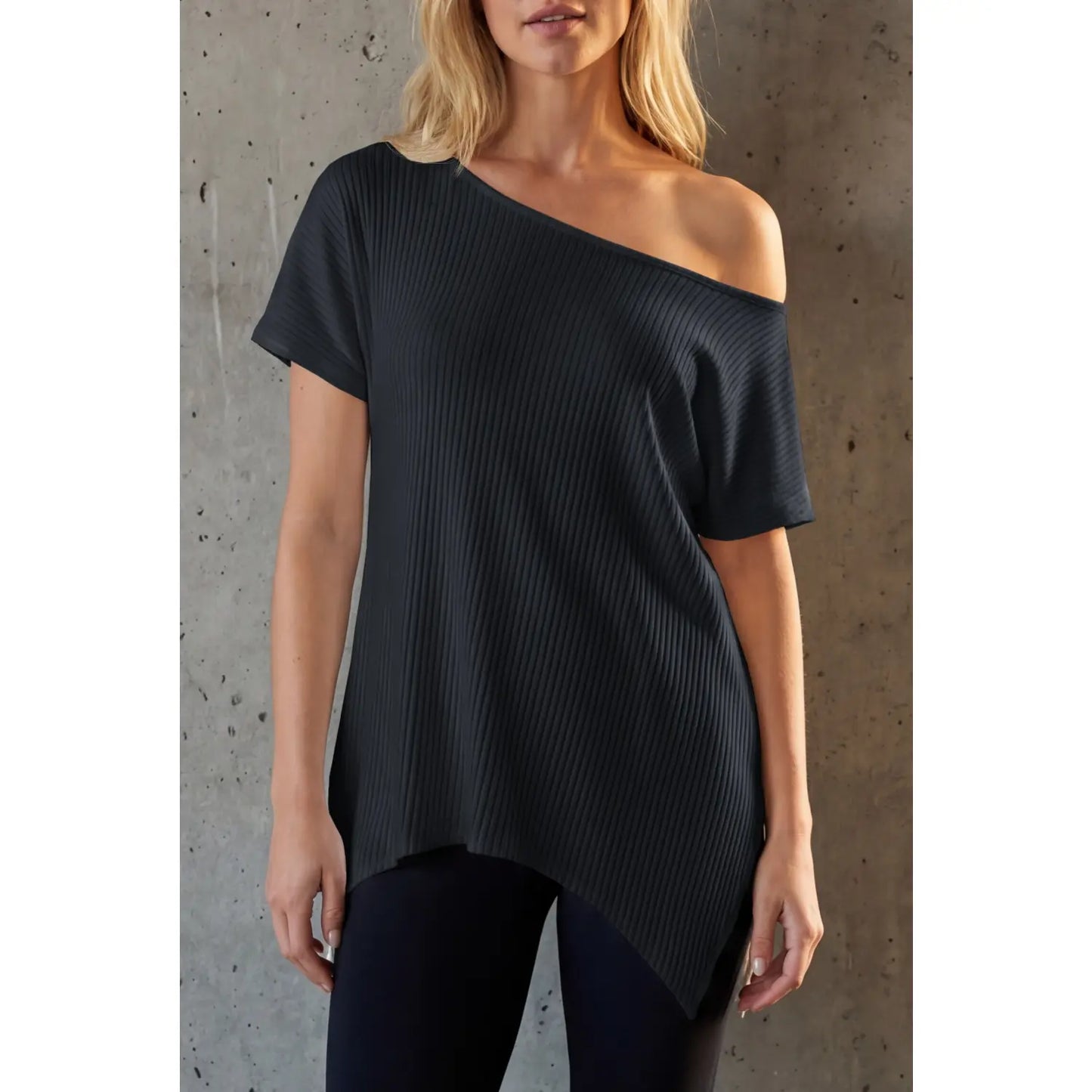 Blusa moderna Modern Grace de THE LJM en color neutro, con detalles elegantes y diseño contemporáneo para mujer.