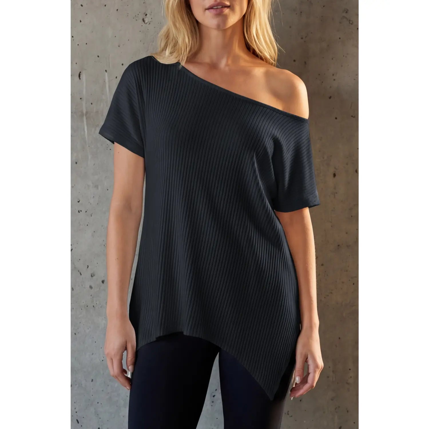 Blusa moderna Modern Grace de THE LJM en color neutro, con detalles elegantes y diseño contemporáneo para mujer.