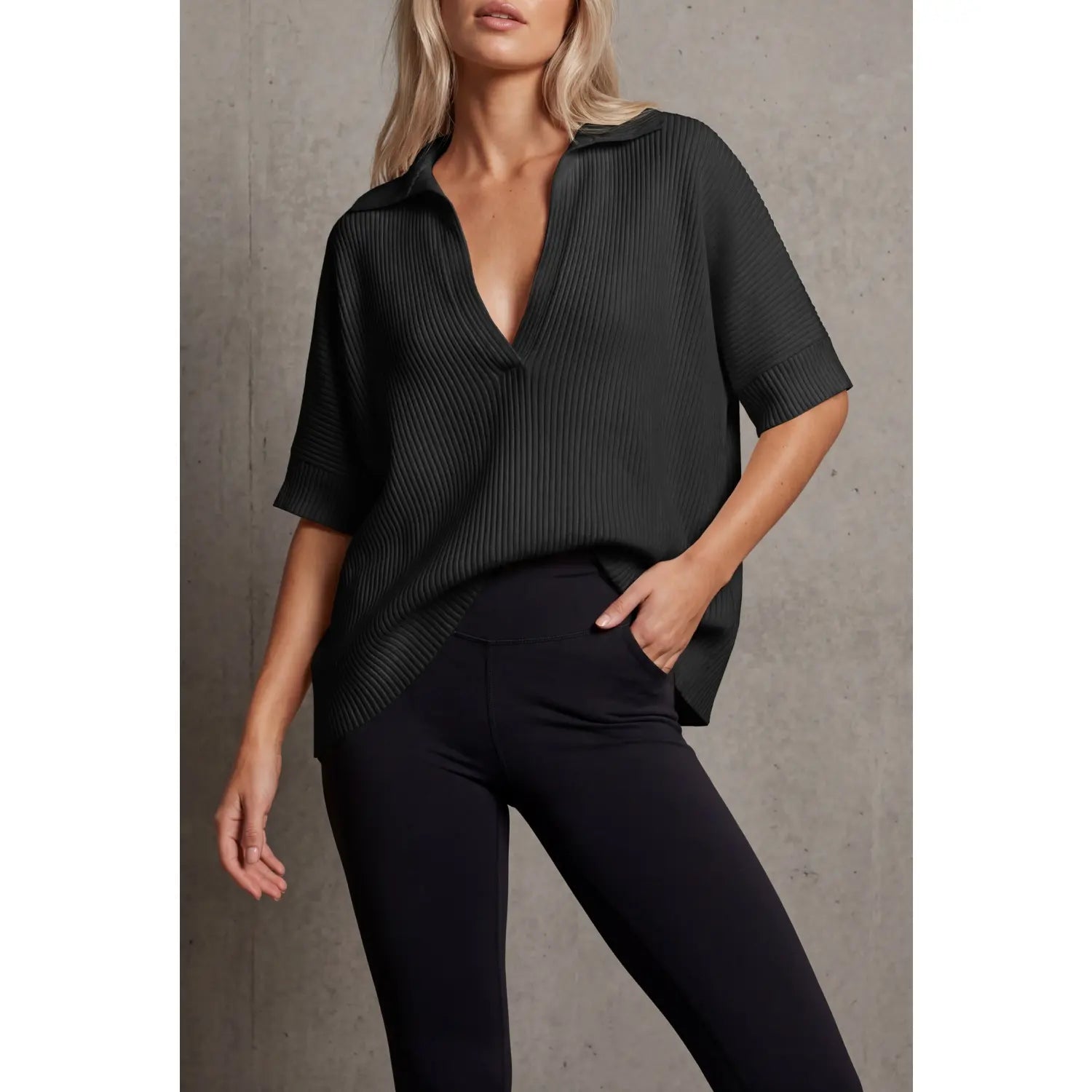 Blusa moderna Modern Grace de THE LJM en color gris con detalles elegantes y cuello redondo, vista frontal.