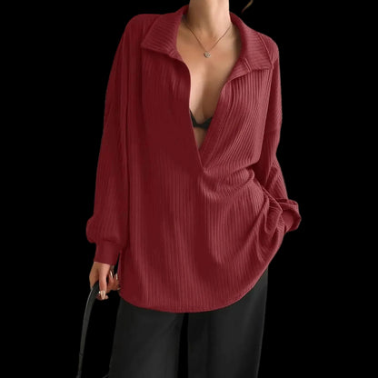 Blusa moderna Grace de THE LJM en tela ligera, con diseño elegante y detalles delicados en color neutro.