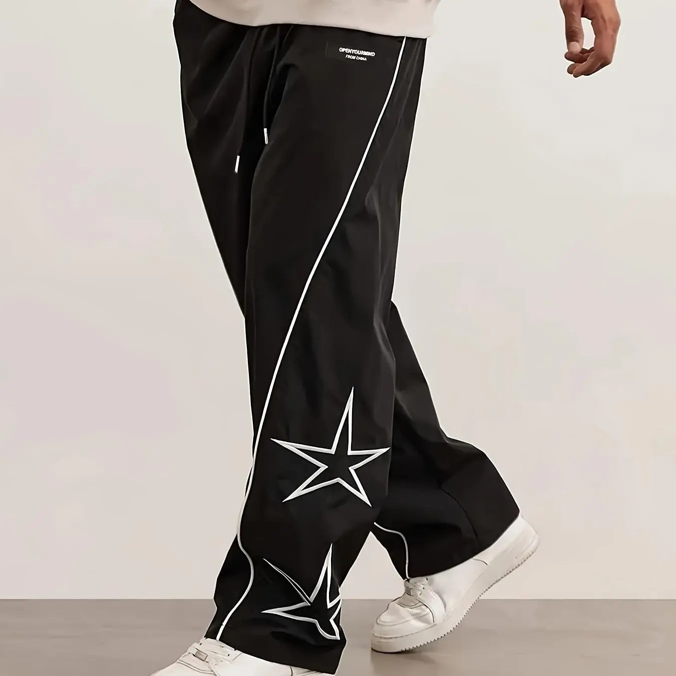 Pantalones Street Shadow Line de THE LJM en color negro, con diseño ajustado y detalles de estilo urbano.