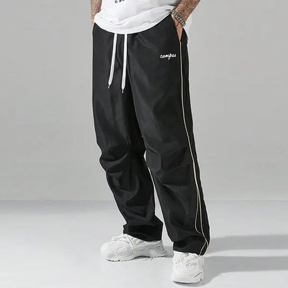 Pantalones Street Shadow Line de THE LJM en color negro, con diseño moderno y ajuste cómodo, vista frontal sobre fondo neutro.