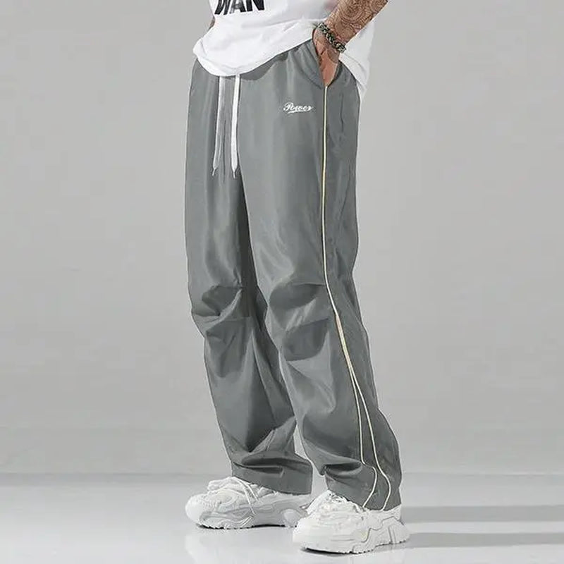 Pantalones calle Shadow Line Street de THE LJM en color negro, con diseño ajustado y detalles en las costuras.