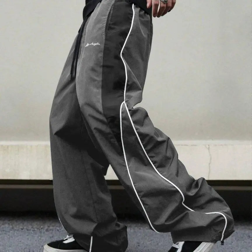 Pantalones deportivos Shadow Line Street Pants de THE LJM en color gris, con detalles de diseño en la parte superior y cintura elástica.