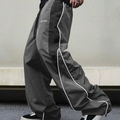Pantalones deportivos Shadow Line Street Pants de THE LJM en color gris, con detalles de diseño en la parte superior y cintura elástica.