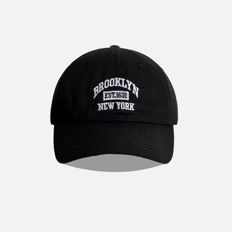 Gorra Brooklyn Classic de THE LJM en color gris con diseño clásico, vista frontal de la gorra de algodón.