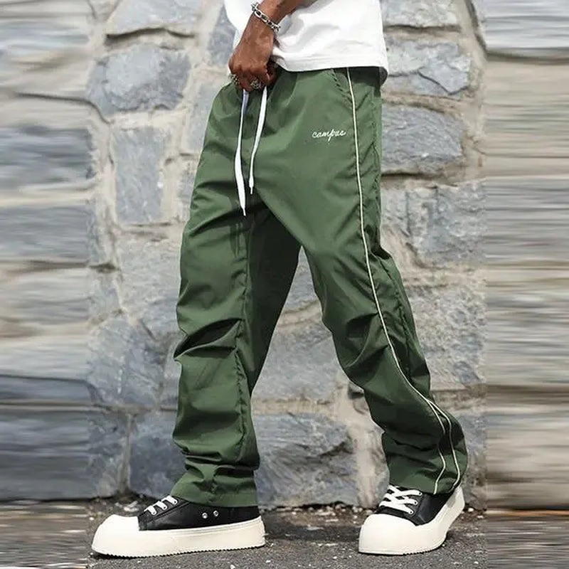 Pantalones de calle Shadow Line Street de THE LJM en color negro, con estilo urbano y ajuste cómodo, vista frontal.