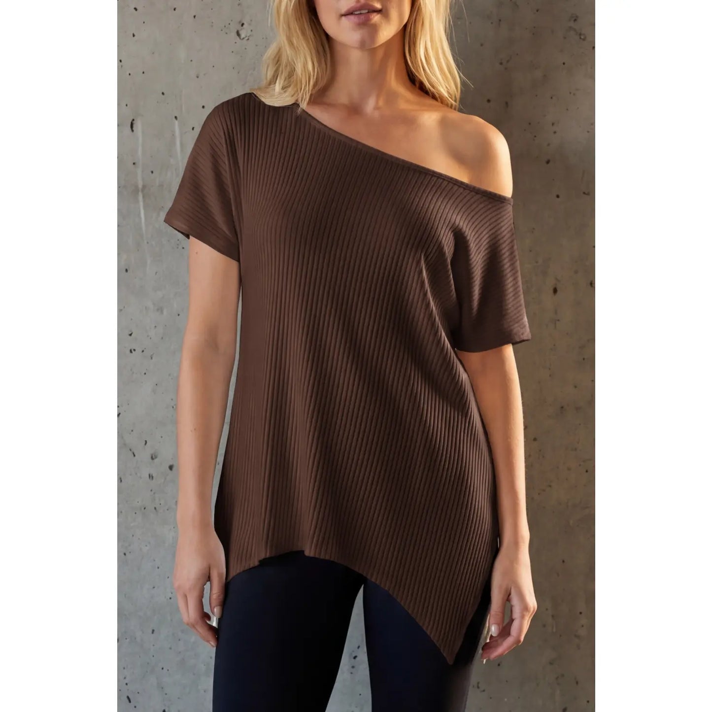 Blusa moderna Grace de THE LJM en color neutro, con diseño elegante y detalles suaves, vista frontal en la imagen.