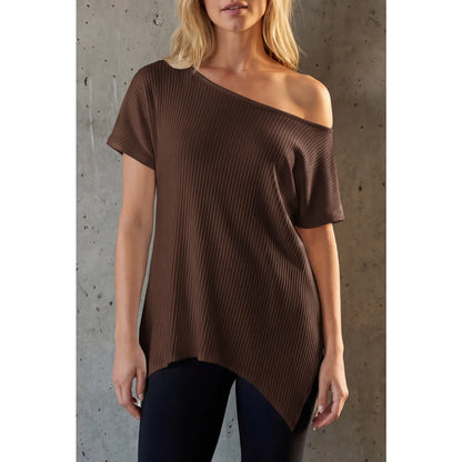 Blusa moderna Grace de THE LJM en color neutro, con diseño elegante y detalles suaves, vista frontal en la imagen.