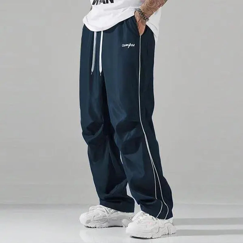 Pantalones Street Shadow Line de la marca THE LJM, en color negro, con diseño ajustado y estilo urbano.