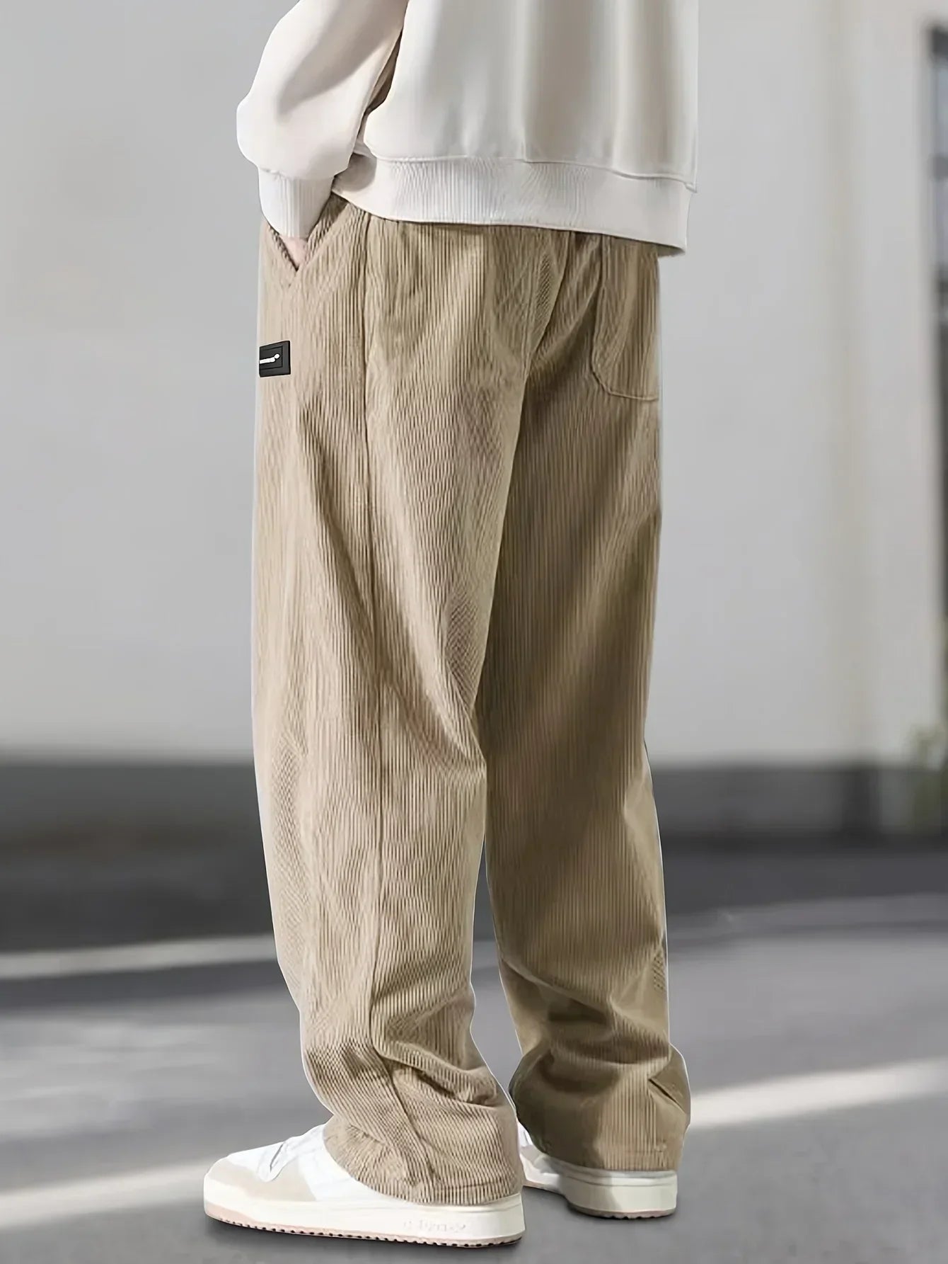 Pantalones Urban Comfort de THE LJM con diseño moderno y ajuste cómodo, visibles en la imagen.
