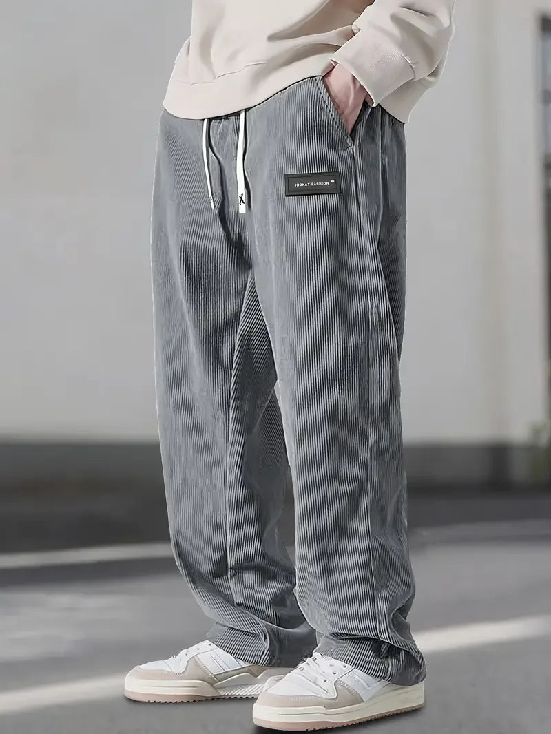 Pantalones Urban Comfort de THE LJM en color gris, con diseño moderno y corte cómodo para uso diario.