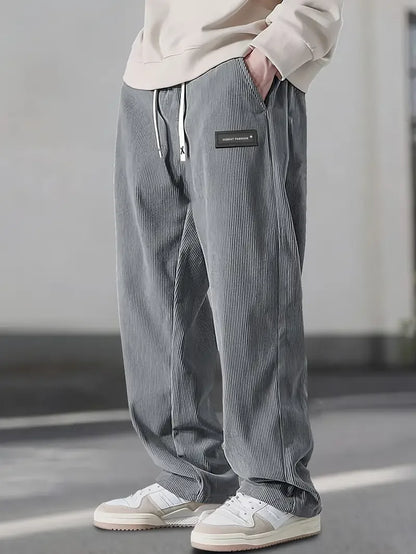 Pantalones Urban Comfort de THE LJM en color gris, con diseño moderno y corte cómodo para uso diario.