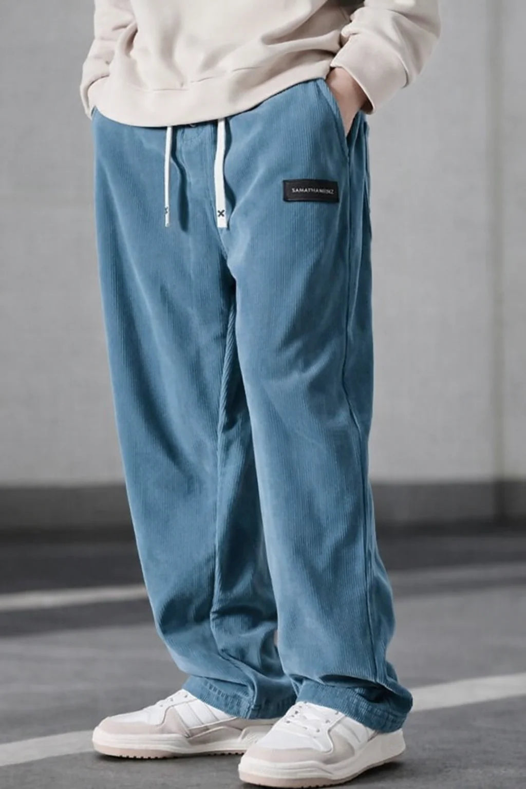 Pantalones Urban Comfort de la marca THE LJM en color gris, con diseño cómodo y moderno para uso casual.