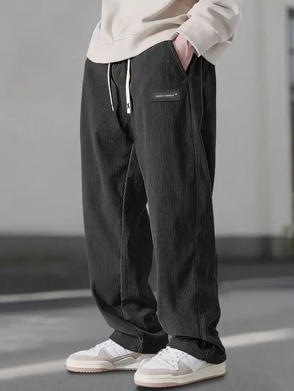 Pantalones Urban Comfort de la marca THE LJM, pantalones casuales con ajuste cómodo y estilo urbano.
