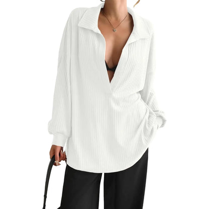 Blusa moderna Modern Grace de THE LJM con diseño elegante y detalles en tela ligera, vista frontal.