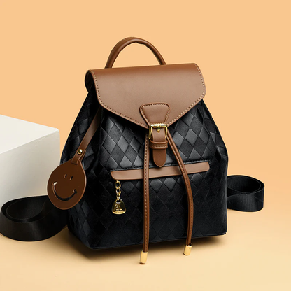 Mochila Luxe Elegance de THE LJM con diseño elegante en cuero, con compartimentos y asas ajustables sobre fondo claro.