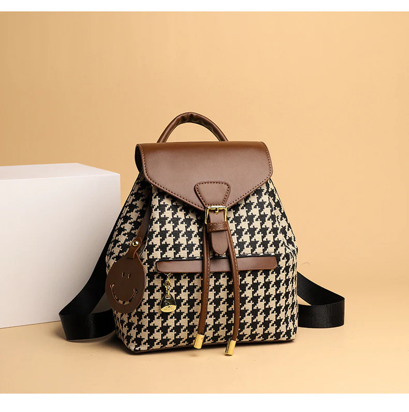 Mochila Luxe Elegance de THE LJM con diseño elegante en cuero y detalles sofisticados, vista frontal en color negro