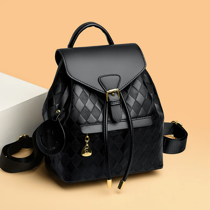 Mochila Luxe Elegance de THE LJM con diseño sofisticado y detalles en cuero, vista frontal del bolso para mujer.