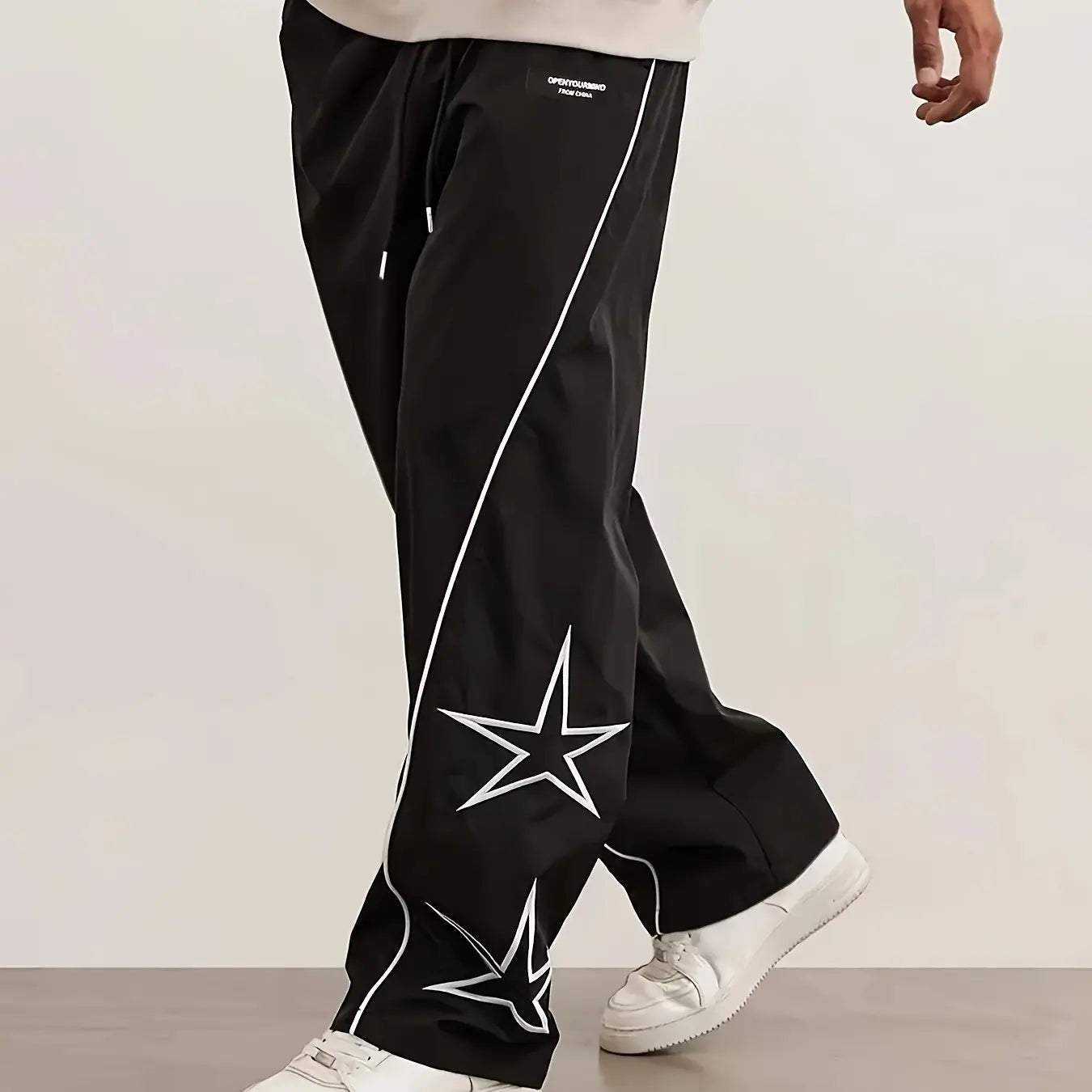 Pantalones negros Shadow Line Street de la marca THE LJM, con diseño moderno y ajustado, en un entorno urbano.