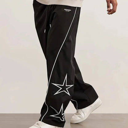 Pantalones negros Shadow Line Street de la marca THE LJM, con diseño moderno y ajustado, en un entorno urbano.