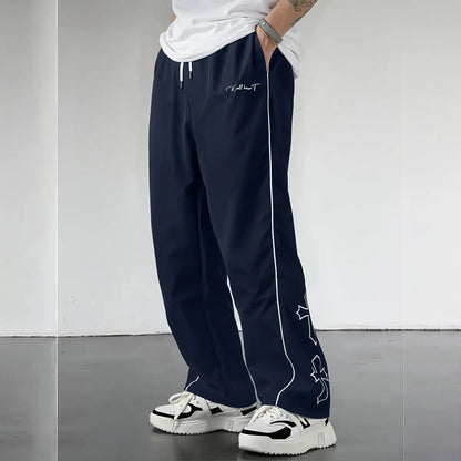 Pantalones de calle Shadow Line Street de THE LJM en color oscuro, con diseño ajustado y detalles de costuras visibles.