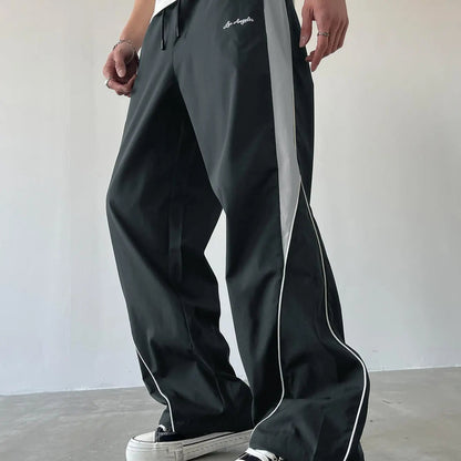 Pantalones street Shadow Line de THE LJM en color negro, vista frontal con diseño ajustado y detalles en la cintura.