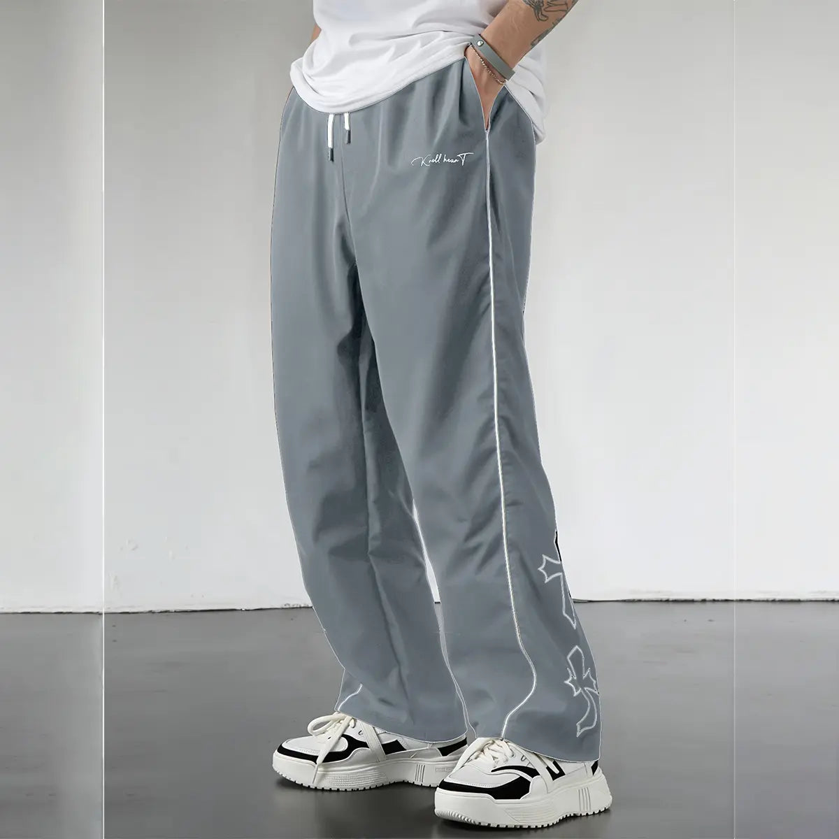 Pantalones estilo street Shadow Line de la marca THE LJM en color negro, con diseño ajustado y detalles modernos.