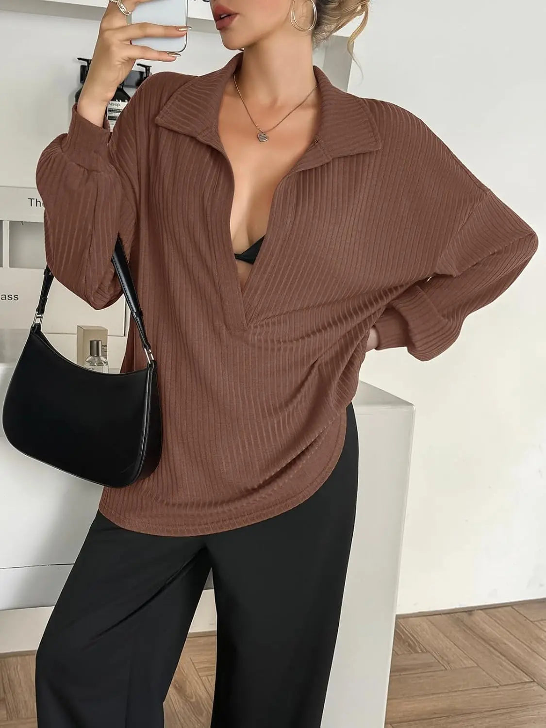 Blusa moderna Grace de la marca THE LJM, en color blanco, con diseño elegante y detalles delicados en la parte superior.