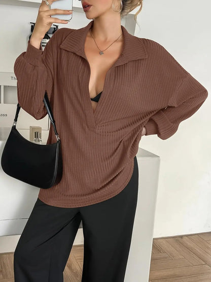 Blusa moderna Grace de la marca THE LJM, en color blanco, con diseño elegante y detalles delicados en la parte superior.