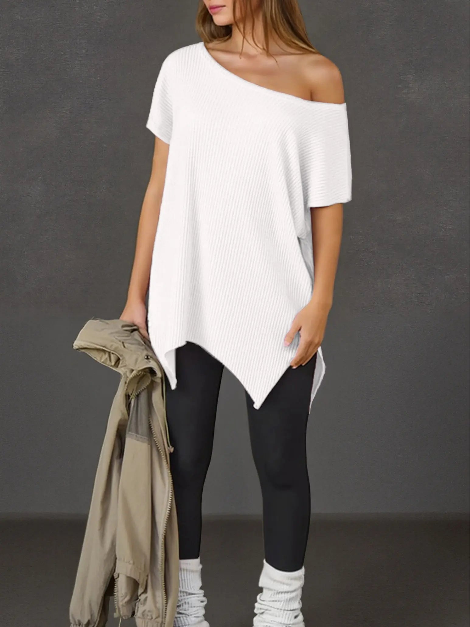 Blusa moderna Modern Grace de THE LJM en tejido ligero con diseño elegante y detalles sofisticados, vista frontal.