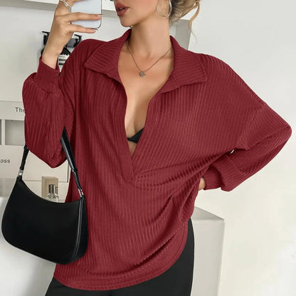 Blusa moderna Modern Grace de THE LJM, en color neutro, con diseño elegante y detalles de tela suave.
